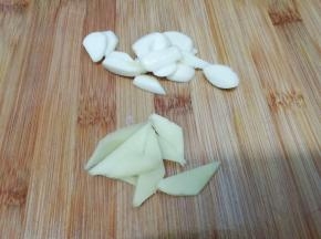 姜和蒜切成片