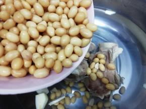 在放入泡好的黄豆