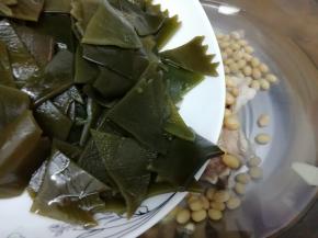 再放入海带片，大火烧开，然后煲四十分钟，在放入盐，在煲十分钟即可关火出锅