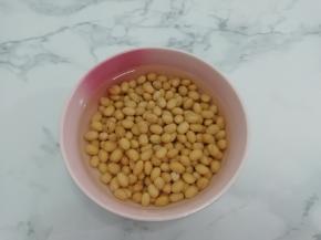 黄豆洗干净，用水浸泡30分钟