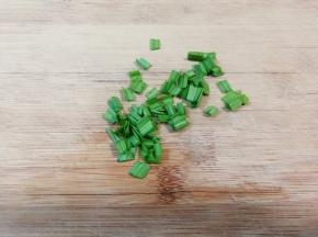 青蒜洗净切碎