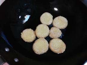 热锅热油放入素鸡中火两面煎金黄