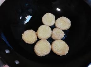 热锅热油放入素鸡中火两面煎金黄