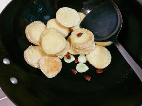 放入姜片，八角煎出香味