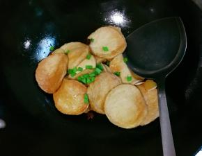 烧至汤汁收干，撒入青蒜