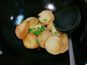 烧至汤汁收干，撒入青蒜
