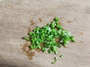 香菜洗净去掉叶子，将茎切碎