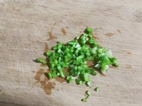 香菜洗净去掉叶子，将茎切碎