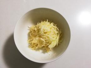 土豆削去皮擦成丝