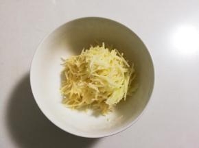 土豆削去皮擦成丝