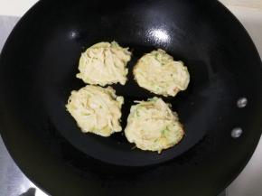 锅热放入少许油，用勺子舀一勺面糊放入锅中中火煎金黄