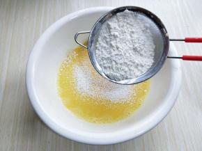 筛入面粉，用硅胶铲翻拌均匀，看不到干粉。