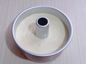 将蛋糕模具，从上往下摔模具，震出气泡。(可以多摔几次)此时将烤箱145度预热5分钟。，