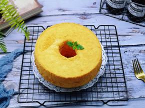 40分钟后戴上隔热手套，取出烤盘，垂直摔一下，震出热气。即可倒扣再烤网上，下面可以放两个碗，这样凉的比较快，彻底凉后再脱模。