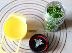 将菠菜洗净，切小段放入料理机中