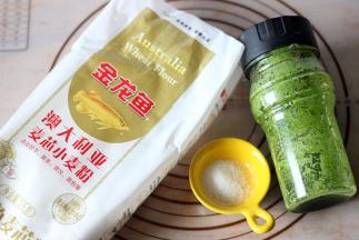 将菠菜汁，金龙鱼麦芯粉和1小勺盐准备好