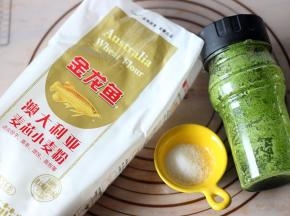 将菠菜汁，金龙鱼麦芯粉和1小勺盐准备好