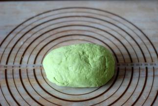 揉成干硬的面团，盖保鲜膜，室温静置2小时