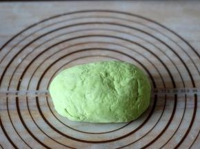 揉成干硬的面团，盖保鲜膜，室温静置2小时