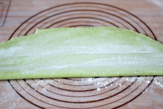 擀好的面皮撒一层薄薄的干粉，然后折叠