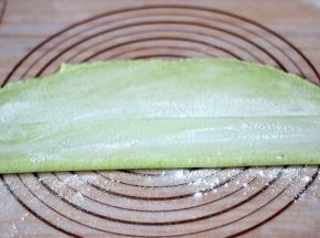 擀好的面皮撒一层薄薄的干粉，然后折叠