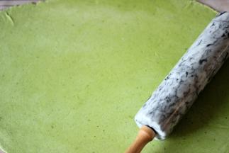 用擀面杖将面团擀成2mm厚左右的面皮（我用的是大理石擀面杖，省力哦）