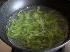 烧一锅开水，煮面条