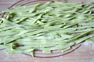 将切好的面条散开，撒一层薄薄的干粉，防粘