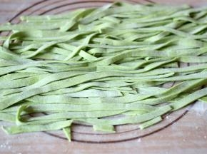 将切好的面条散开，撒一层薄薄的干粉，防粘