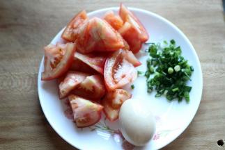 准备好西红柿炒鸡蛋的食材