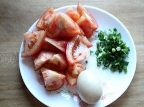 准备好西红柿炒鸡蛋的食材