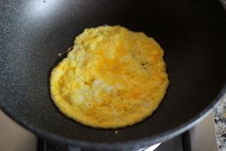 锅中倒入食用油，烧热后倒入打散的蛋液，鸡蛋成型后盛出