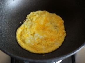 锅中倒入食用油，烧热后倒入打散的蛋液，鸡蛋成型后盛出