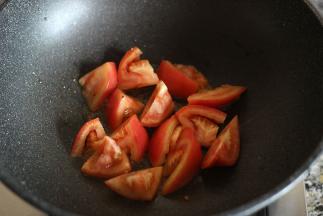 锅中倒入食用油，油热后倒入西红柿，翻炒均匀，加入1小勺盐炒匀