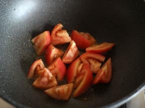 锅中倒入食用油，油热后倒入西红柿，翻炒均匀，加入1小勺盐炒匀