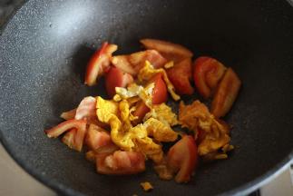 倒入鸡蛋，继续炒匀，约半分钟左右即可出锅