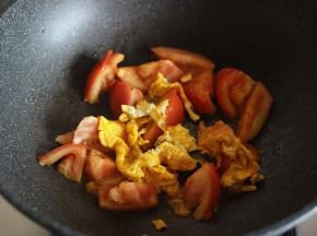 倒入鸡蛋，继续炒匀，约半分钟左右即可出锅