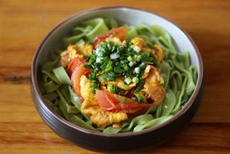 倒入炒好的西红柿鸡蛋，撒上葱花