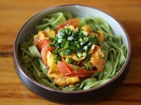 倒入炒好的西红柿鸡蛋，撒上葱花