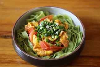 再撒点白芝麻，淋少许麻油即可