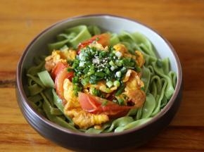 再撒点白芝麻，淋少许麻油即可