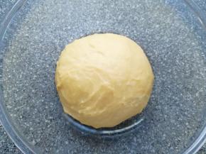 20分钟和面程序结束以后取出面团整形，放在盆里盖上保鲜膜发酵至两倍大。