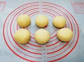 从盆里取出排气，分成六份。