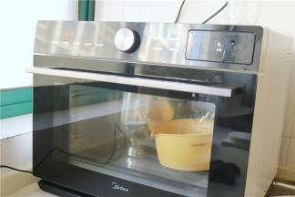 揉好的紫色和白色面团分别放入盆里，送入蒸烤箱，开启发酵模式，发酵至两倍大。特别赞一下，蒸烤箱发酵功能特别好用，就算是寒冷的冬天也能放心做面包馒头了。