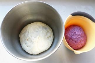 把两种颜色面团的材料分别放进厨师机，揉成光滑的面团。
白色面团：金龙鱼麦芯小麦粉200克，牛奶110克，酵母1克。
紫色面团：紫薯粉20克，金龙鱼麦芯小麦粉180克，牛奶105克，酵母1克。