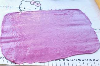 紫色面团也同样操作，也卷成紫色的卷。多次擀卷会使面团组织细腻，这样是馒头好吃的关键。