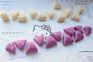 把卷好的卷按一下，按的略扁一些，用刀子斜切成大小均匀的梯形的段。