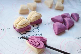 两个摞起来，用筷子压一下，就成为蝴蝶花卷，特别简单。这方法就算没有什么面食制作基础也不用担心了。可以白色和紫色混搭着使用，也可以做成一种颜色的。