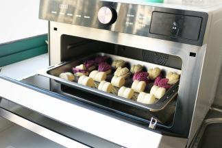 全部做好，送入美的蒸烤箱醒发20分钟，胚子会变得轻盈，并且饱满富有弹性。