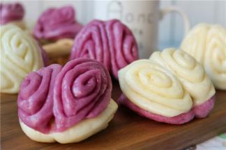 蒸好的馒头光滑喧软，看着就美味无比。